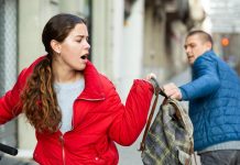 Police Arrests Eight in Local Jewellery Theft Wave Thief stealing bag
