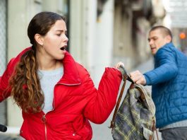 Police Arrests Eight in Local Jewellery Theft Wave Thief stealing bag